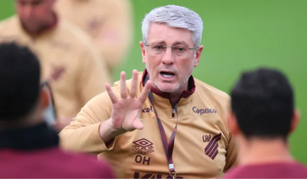 Odair Hellmann em seu primeiro treinamento como técnico do Athletico