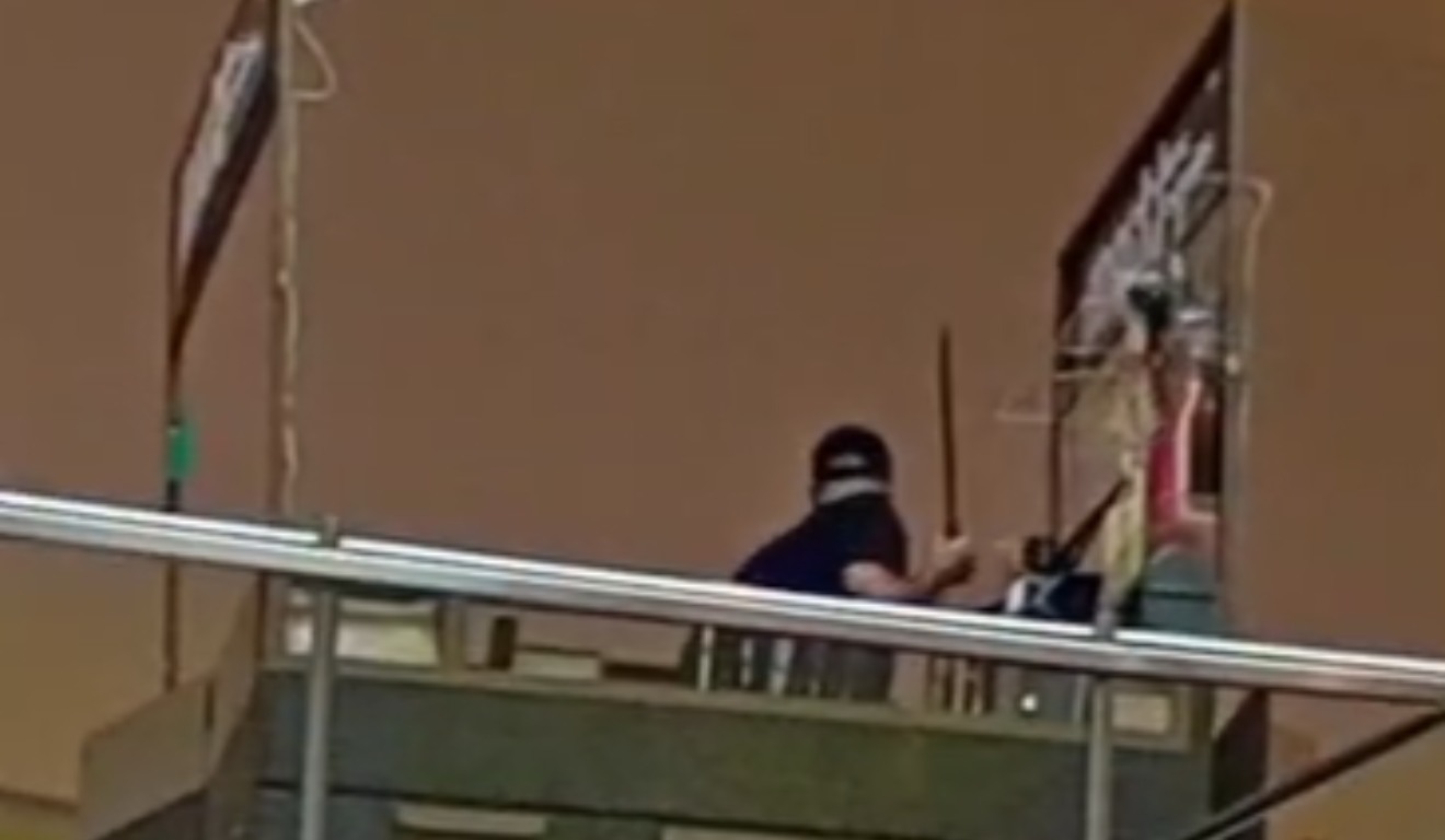 Homem destruindo quiosque de shopping