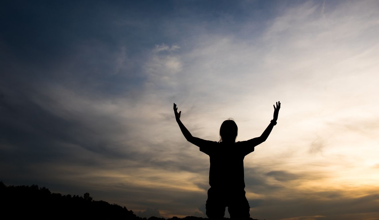 pessoa adorando ao ar livre