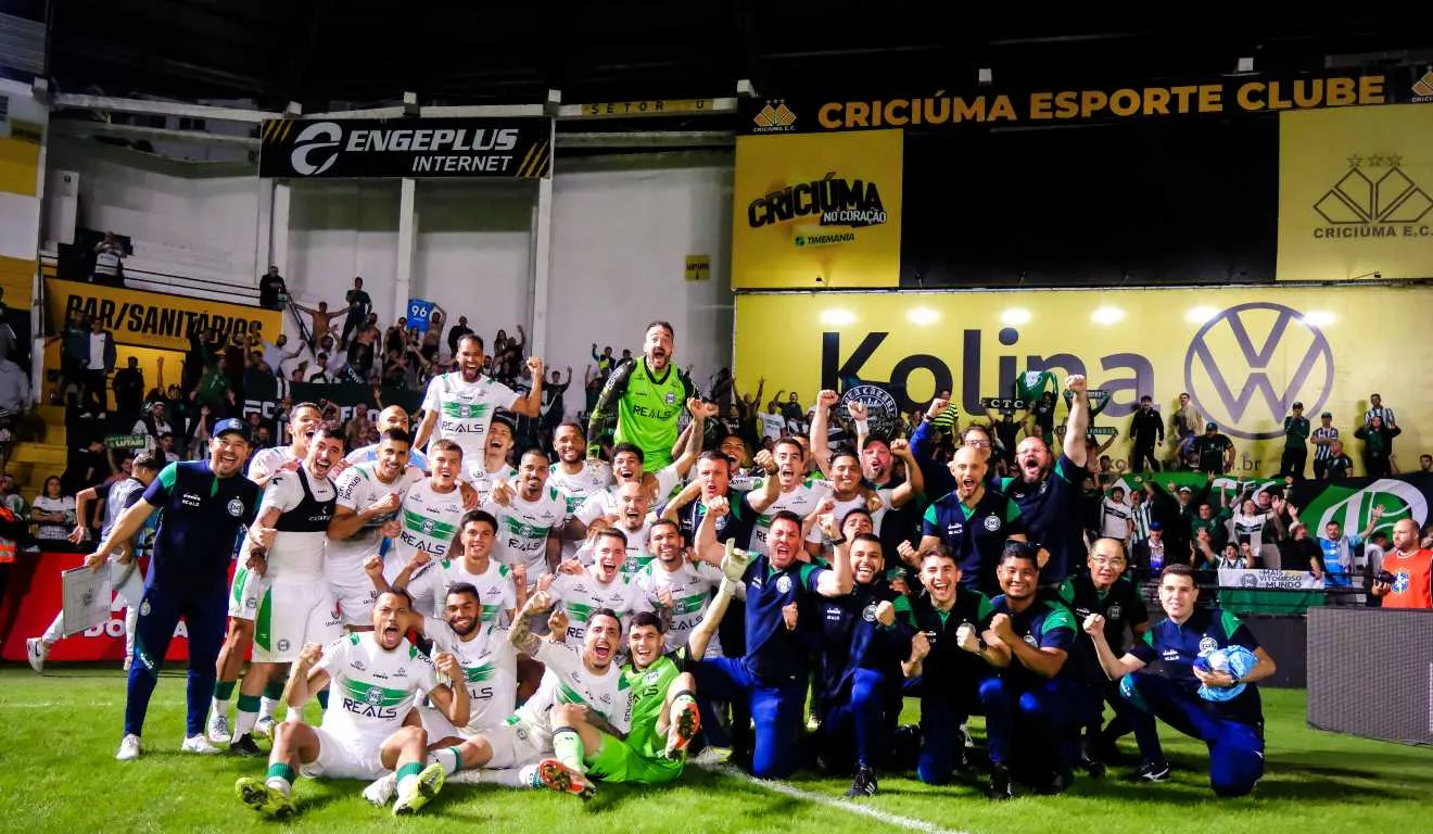 Elenco do Coritiba comemora a vitória sobre o Criciúma, a segunda como visitante na Série B 2025.