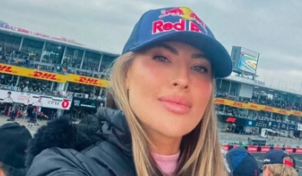 Mulher com boné da Red Bull