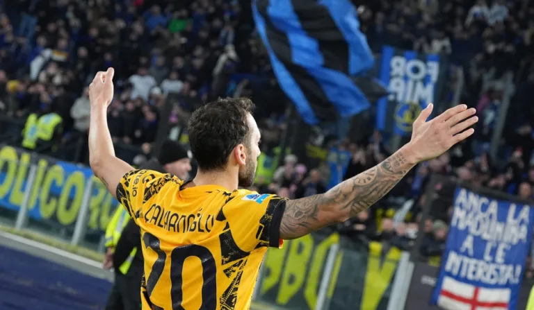 Çalhanoglu comemorando vitória com a torcida da Inter de Milão
