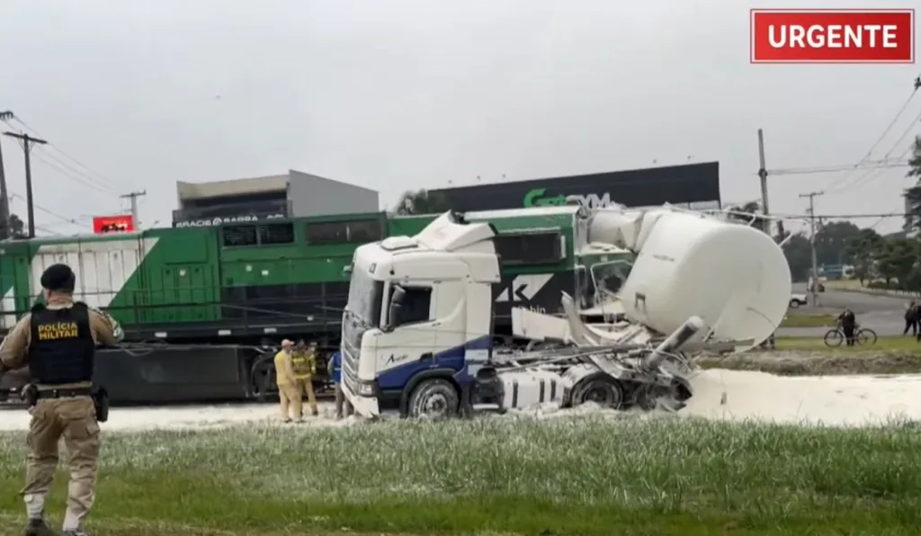 Carreta transportava farinha e o motorista precisou ser resgatado pelo Corpo de Bombeiros