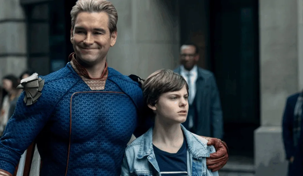 Capitão Pátria ao lado de uma criança.