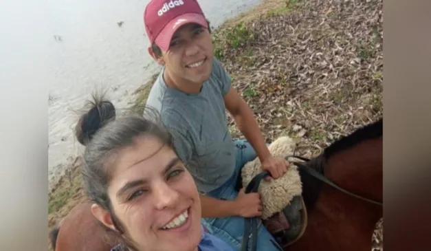 homem ao lado da ex que matou com marteladas