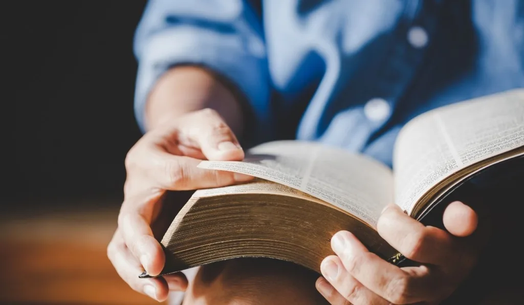 pessoa lendo salmos de proteção