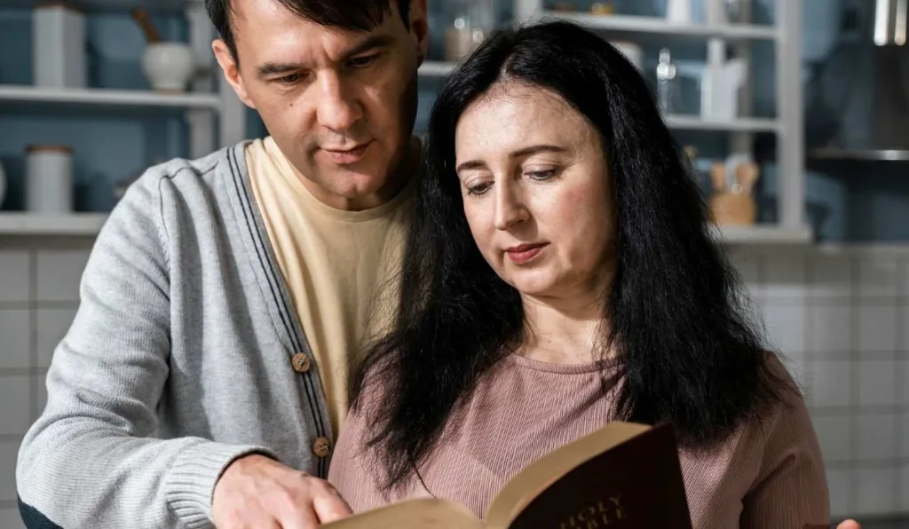 casal lendo a bíblia