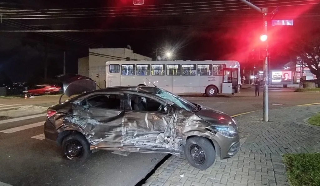 acidente entre carro e Inter II deixa casal de idosos feridos no Uberaba, em Curitiba