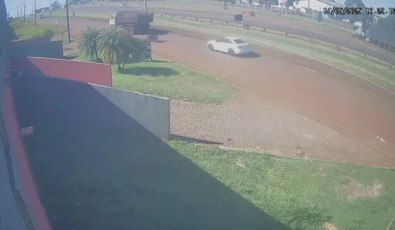 Motociclista faz ultrapassagem proibida e colide com caminhão em Cascavel