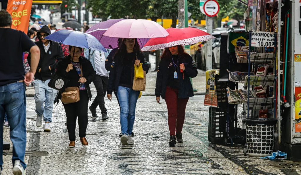 Frente fria chega ao Paraná com instabilidade, pancadas de chuva, trovoadas e calor fora de época. Umidade preocupa no interior.
