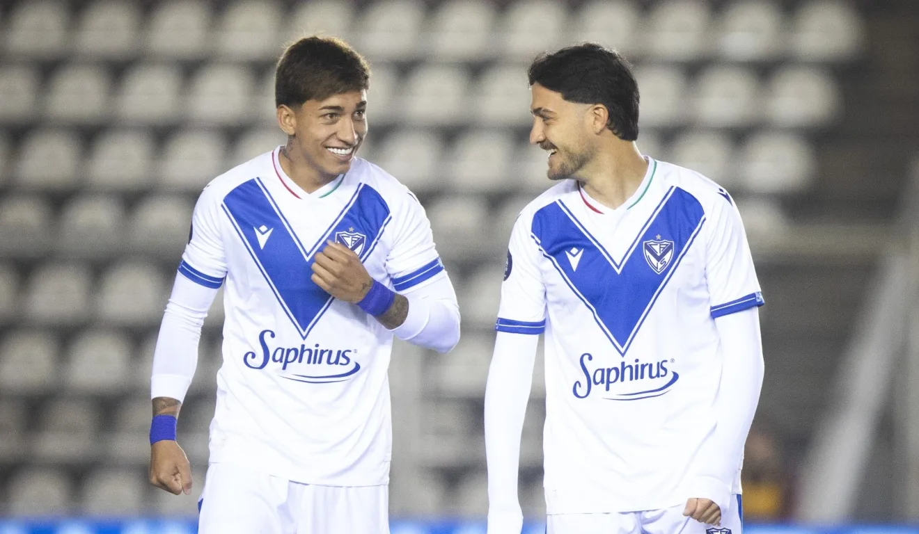 Jogadores do Vélez conversando em campo