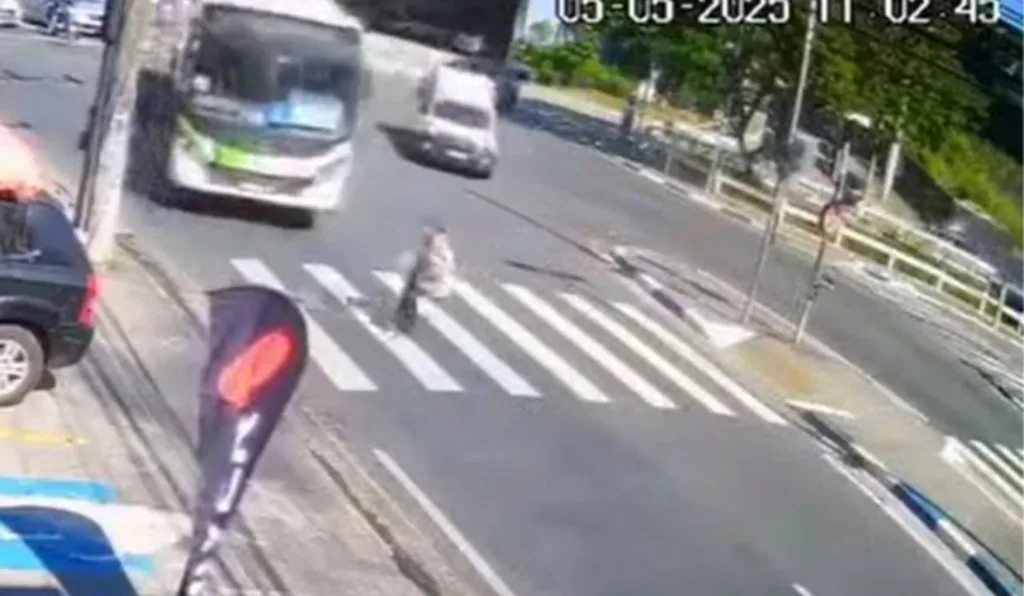 momento em que onibus atropela idosa