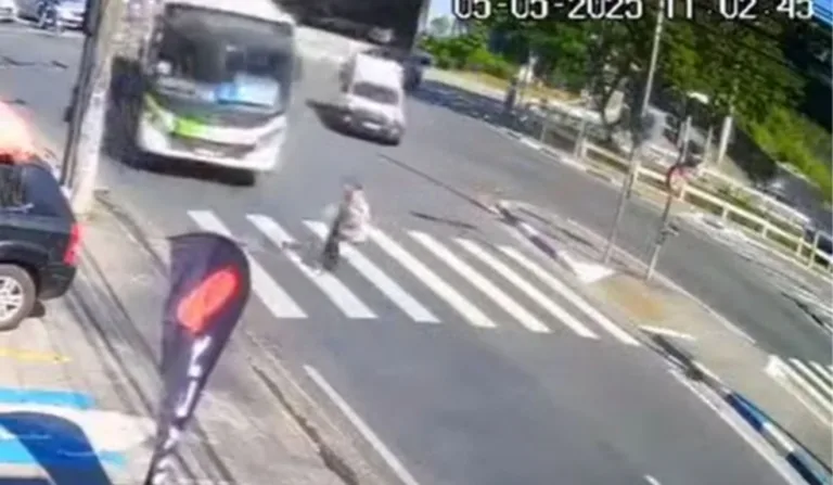 momento em que onibus atropela idosa