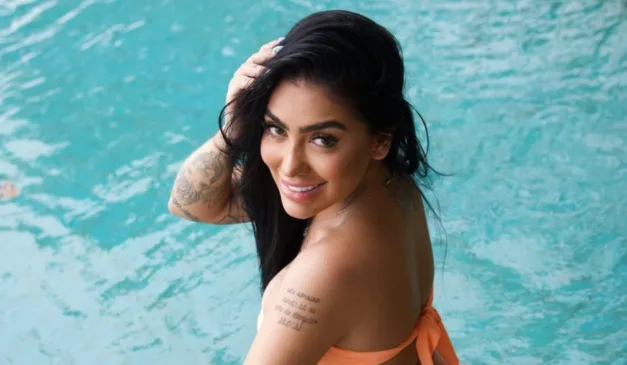 MC Mirella na piscina