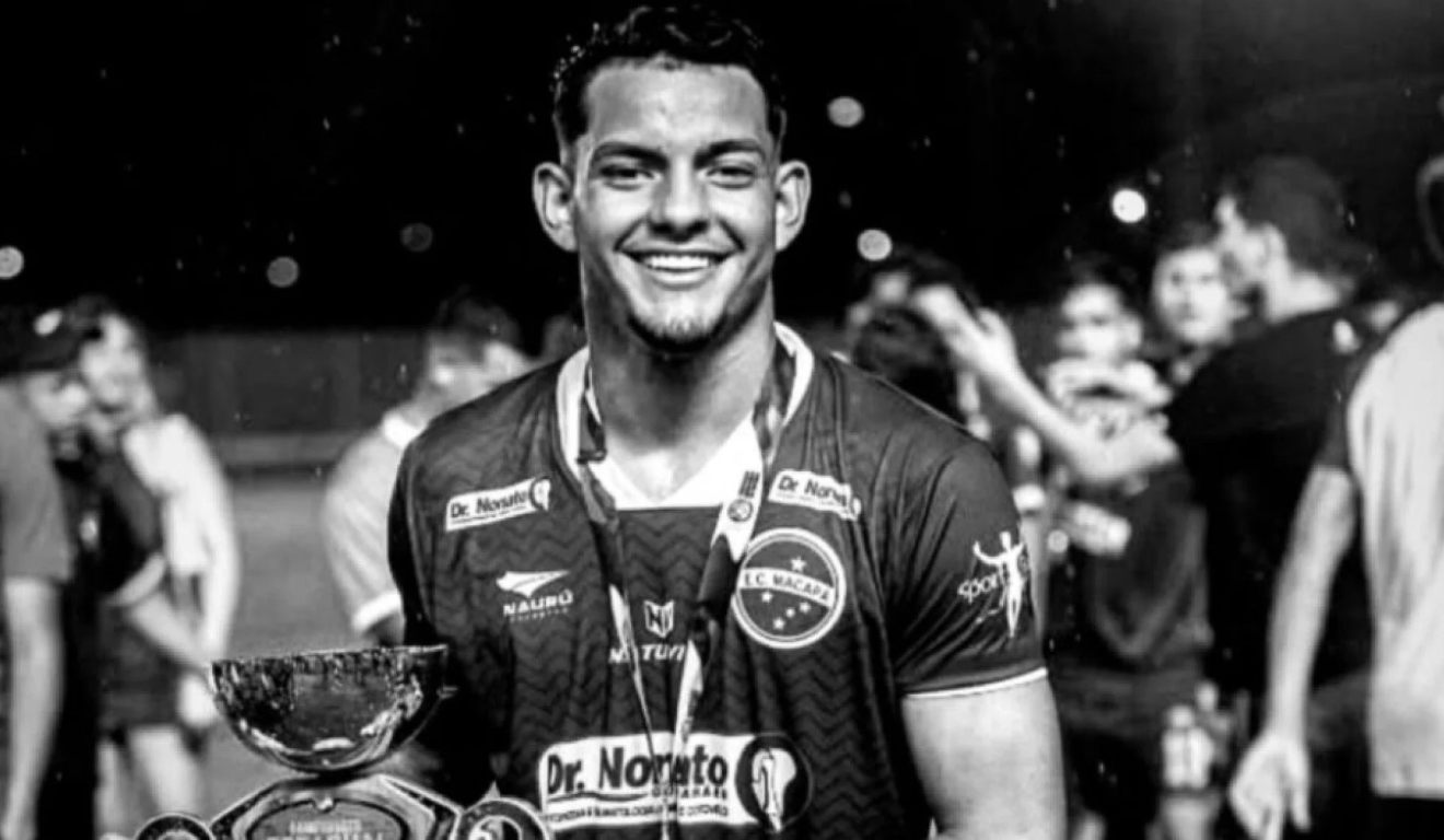 jogador de futebol comemorando título