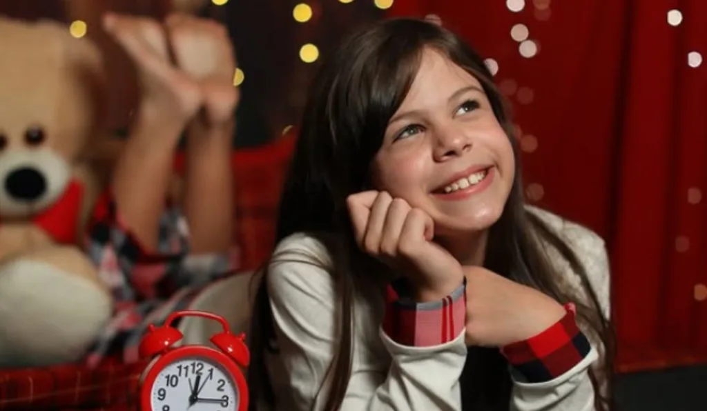 Millena Brandão deitada com relógio ao lado