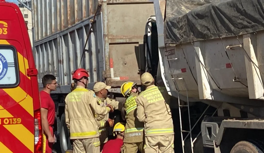 Bombeiros trabalham no resgate do caminhoneiro na Linha Verde