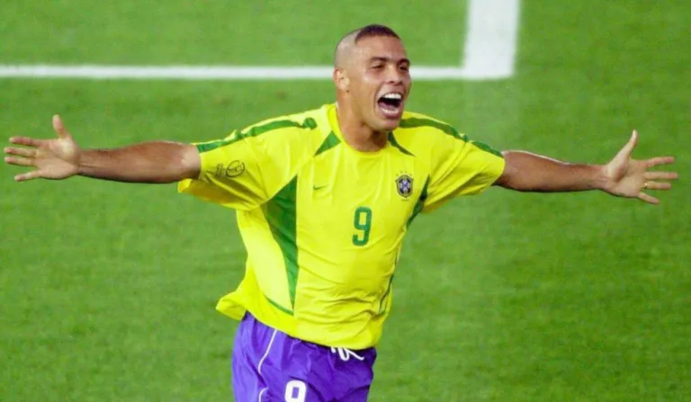 Ronaldo comemorando gol na final da Copa do Mundo de 2002