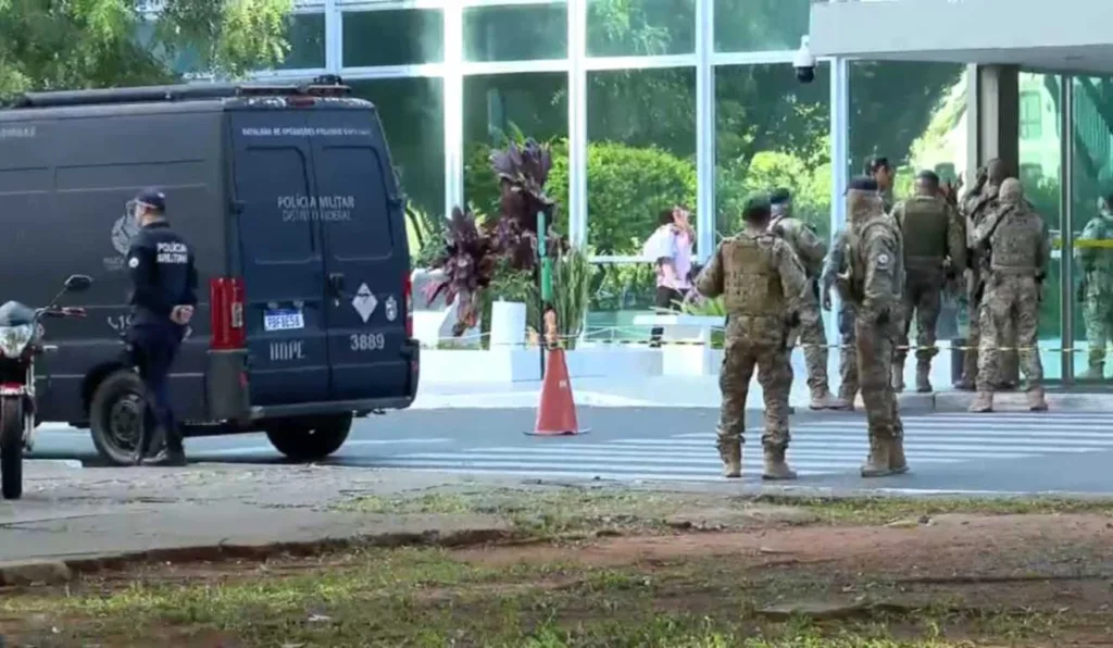 Local isolado pela polícia por suspeita de homem