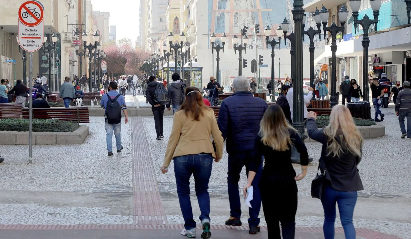 pessoas andando no frio para ilustrar a previsão do tempo em Curitiba