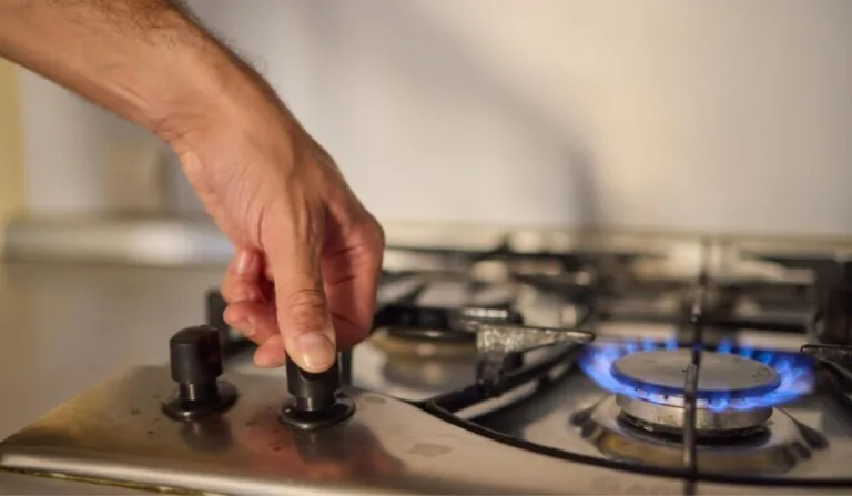 pessoa ligando a boca do fogão