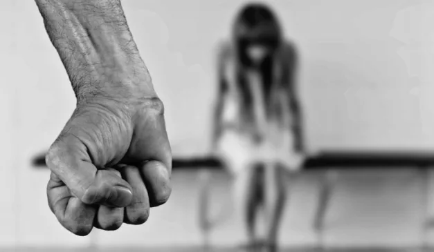 Mãe contratou homem para matar a filha adolescente