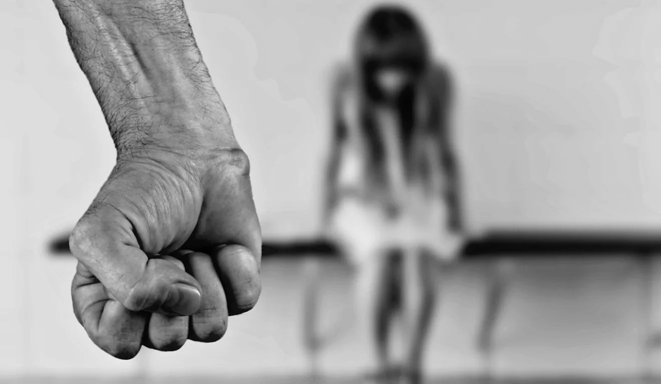 Mãe contratou homem para matar a filha adolescente