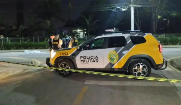 Polícia isolando local com idosa morta