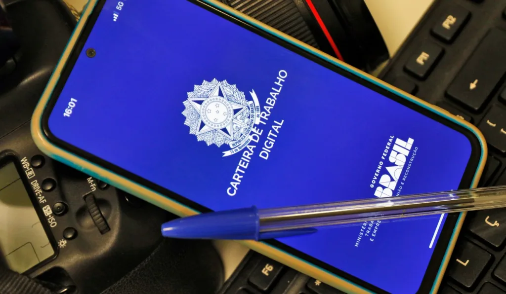 celular com aplicativo da Carteira de Trabalho Digital
