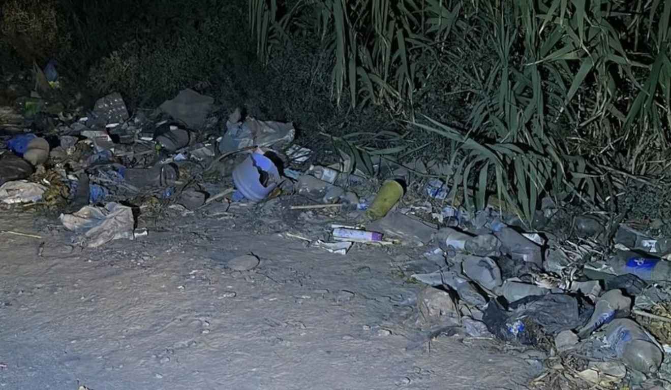 Área com descartáveis., no qual o corpo foi encontrado.