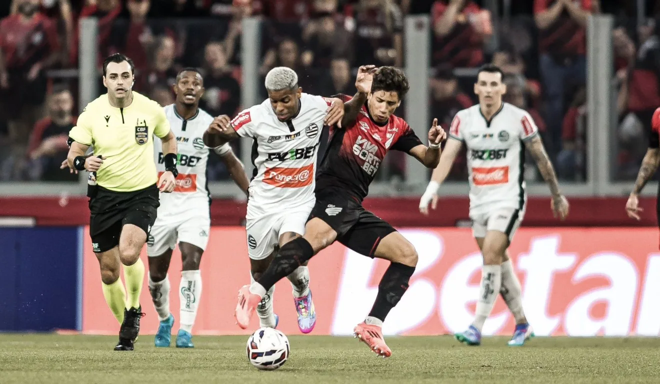 Jogadores do Athletic e Athletico disputando a bola