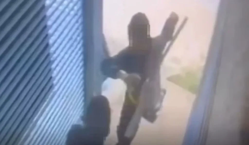 adolescente ataca jovem com facão