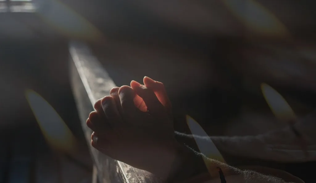 pessoa orando para ilustrar oração dos três arcanjos