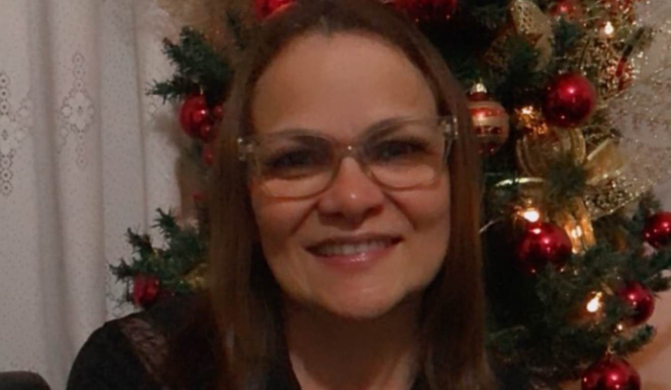 Mulher sorrindo em foto de natal