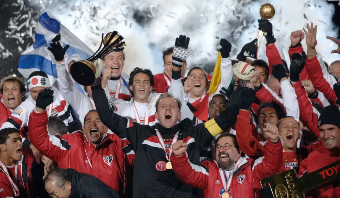 Rogério Ceni levantando a taça do Mundial de Clubes em 2005