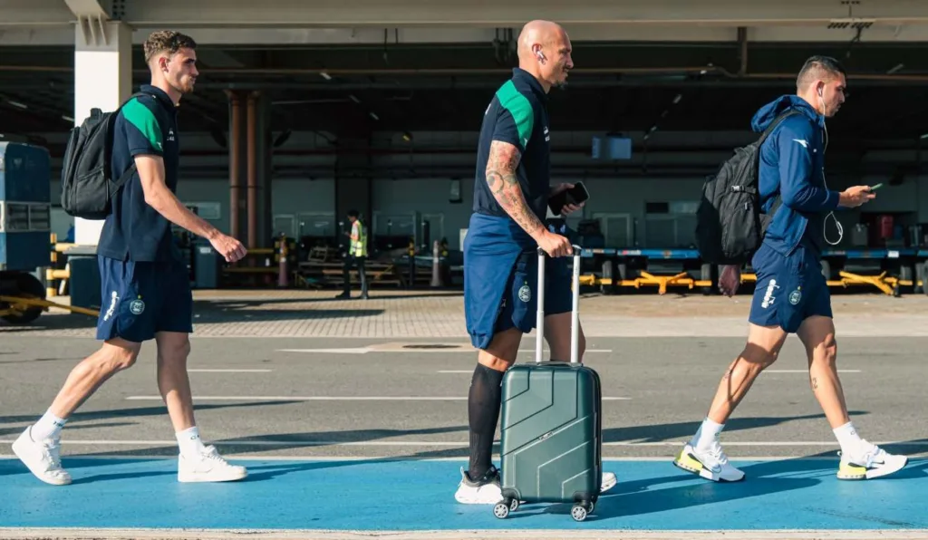 Elenco do Coritiba chegando em Goiânia antes da última rodada. Três derrotas nos últimos jogos fora de casa.
