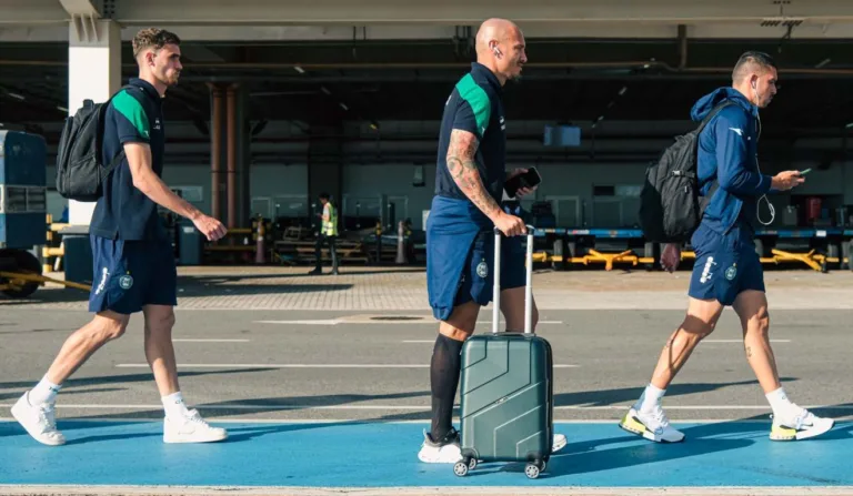 Elenco do Coritiba chegando em Goiânia antes da última rodada. Três derrotas nos últimos jogos fora de casa.