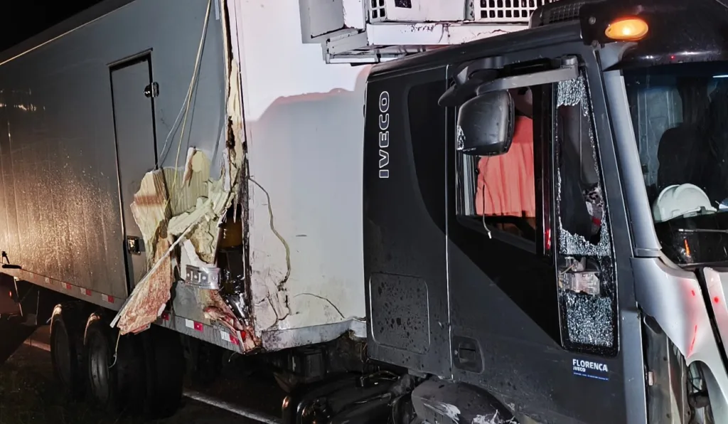 caminhoneiro bêbado bate em guincho no contorno norte, em Curitiba