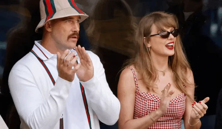 Imagem de Taylo Swift ao lado do namorado Travis Kelce.