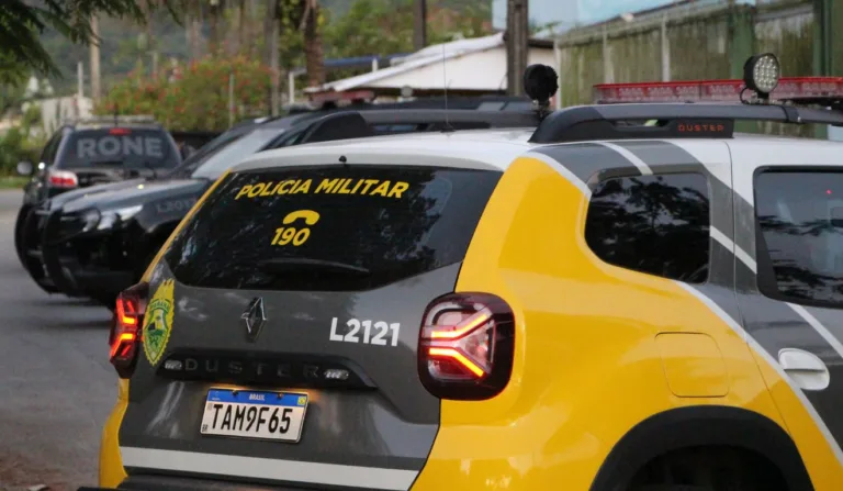 viatura da polícia que atendeu a ocorrência do jovem morto em motel