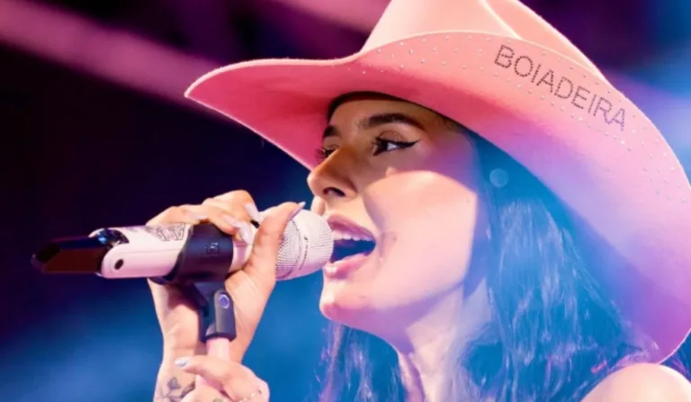 ana castela com chapéu escrito boiadeira