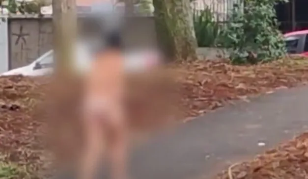 Mulher flagrada nua em rua