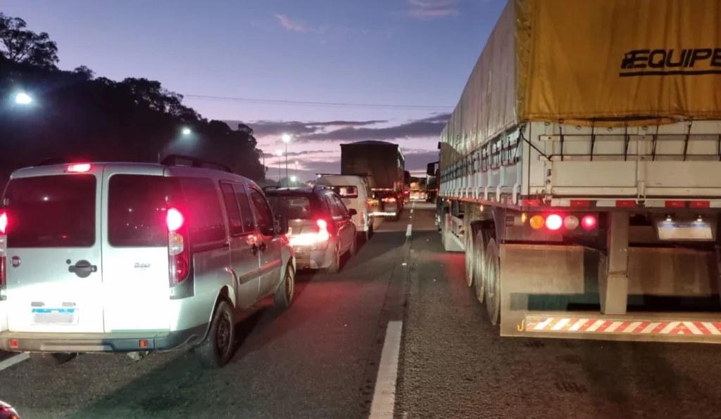 acidente caminhões interdita BR-277 em Morretes