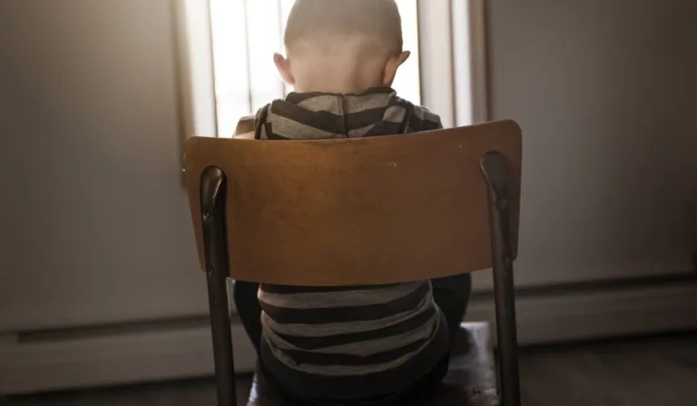 Criança morre após beber salmoura como castigo