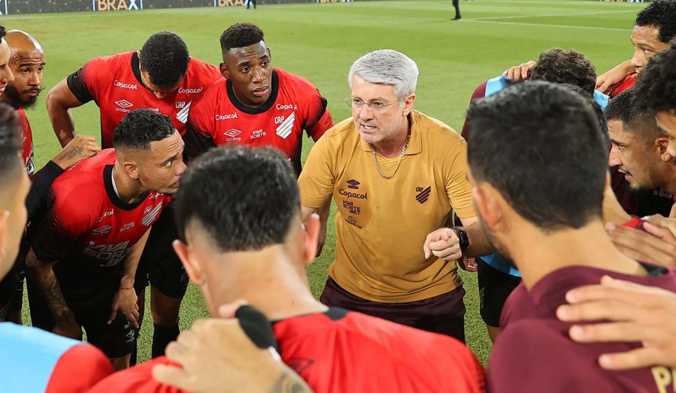 Odair Hellmann conversa com o elenco do Athletico após a vitória sobre o Athletic. Foto: Duda Matoso/Athletico