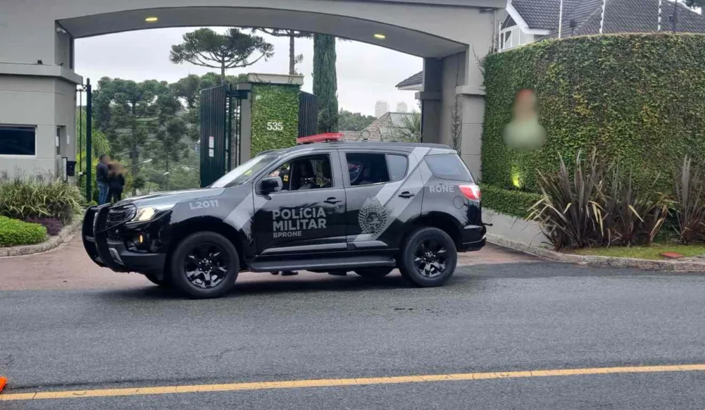 Policiais chegaram rapidamente ao condomínio de luxo onde suspeitos invadiram a casa de um empresário