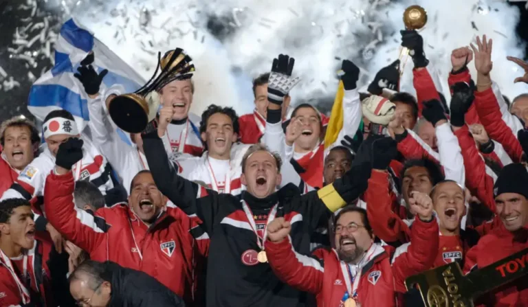 Rogério Ceni levantando a taça do Mundial de Clubes em 2005