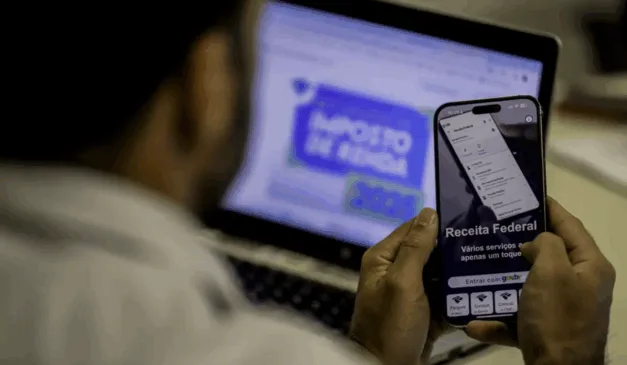 Imagem de uma pessoa acessando o site do Imposto de Renda, no gov.br.