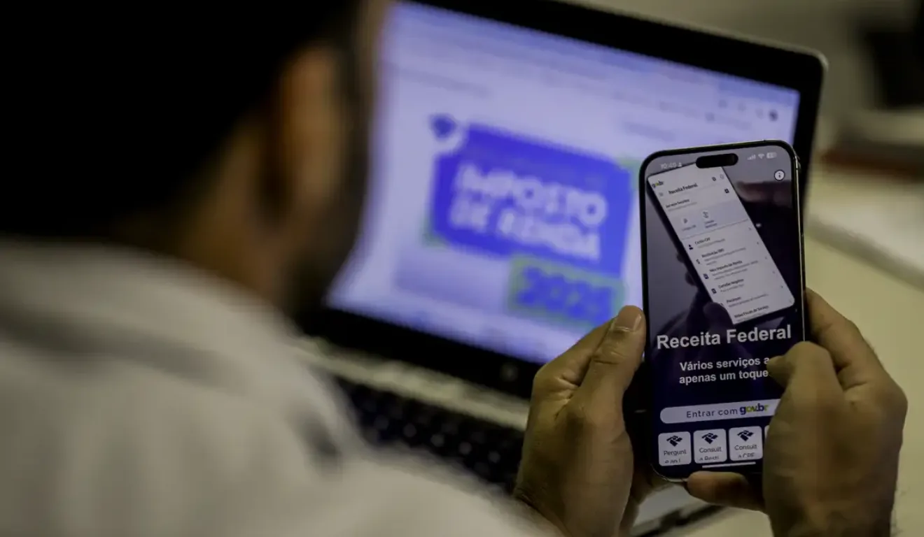 Imagem de uma pessoa acessando o site do Imposto de Renda, no gov.br.