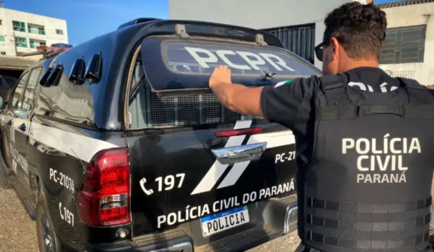 Policial Civil fechando porta-malas de viatura